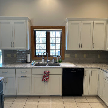 Beautiful Transitional Kitchen Remodel Done in a Two-Tone Color