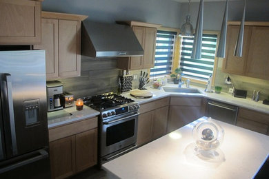 Kitchen - traditional kitchen idea in Seattle
