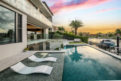 Inspiration for a modern pool in Gold Coast - Tweed.