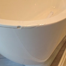 picture of bathtub damage