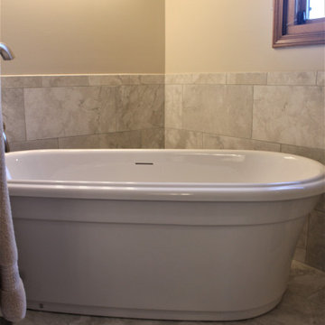Starmark Master Bath Maple Roseville in Marshmallow