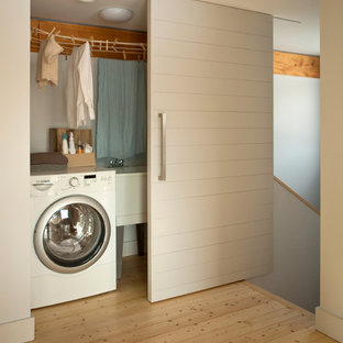 ポートランド(メイン)のコンテンポラリースタイルのおしゃれなランドリールーム (白い壁) の写真
