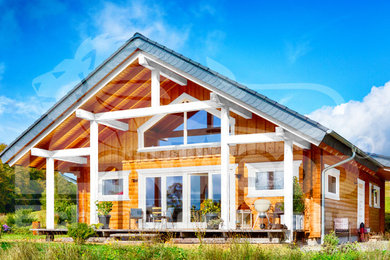 Mittelgroßes, Zweistöckiges Skandinavisches Haus mit brauner Fassadenfarbe und Satteldach
