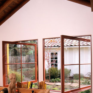 Bild på ett medelhavsstil arbetsrum, med vita väggar