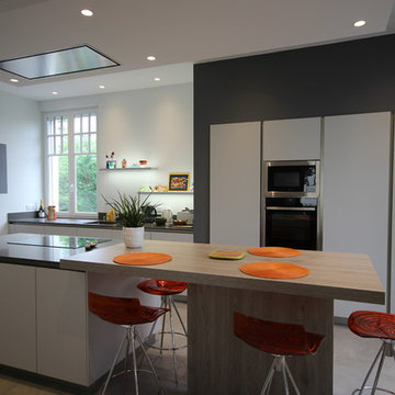Sous tous les angles : Une grande cuisine fermée avec un bel espace repas