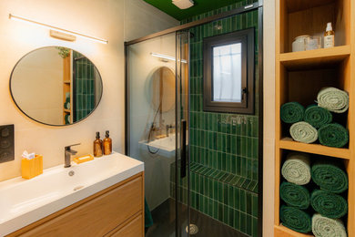 Idée de décoration pour une salle de bain design.