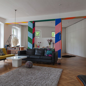 Wohnzimmer mit schräger Farbgestaltung