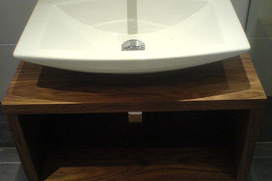 This is an example of a contemporary bathroom in London.