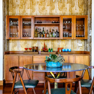 Idées déco pour une salle à manger ouverte sur le salon rétro de taille moyenne avec mur métallisé, un sol en bois foncé, aucune cheminée et un sol marron.