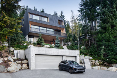 Rustikales Haus mit Metallfassade und schwarzer Fassadenfarbe in Vancouver
