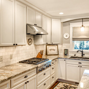 Cozy Two-Toned Kitchen