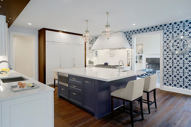 Idéer för stora vintage vitt kök, med en undermonterad diskho, luckor med infälld panel, vita skåp, marmorbänkskiva, vitt stänkskydd, stänkskydd i marmor, rostfria vitvaror, mellanmörkt trägolv, en köksö och brunt golv