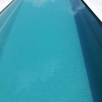 Piscina monoblocco rettangolare con spiaggetta in marmo e tapparella incorporata