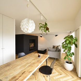 福岡のモダンスタイルのLDKの画像 (白い壁、無垢フローリング、茶色い床)