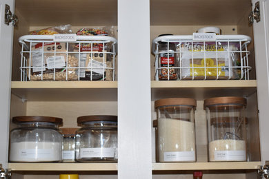 Imagen de cocina comedor lineal contemporánea pequeña con armarios con rebordes decorativos, puertas de armario blancas y dos o más islas