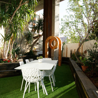 Diseño de jardín contemporáneo, de tamaño medio, en primavera, en azotea, con brasero, exposición parcial al sol y mantillo