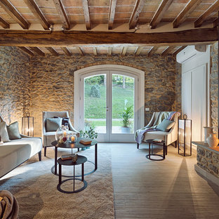 Foto de salón mediterráneo, de tamaño medio, con paredes púrpuras, suelo de madera clara, chimenea lineal, marco de chimenea de yeso y suelo beige