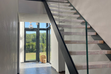 Imagen de escalera recta sin contrahuella con escalones de madera y barandilla de vidrio