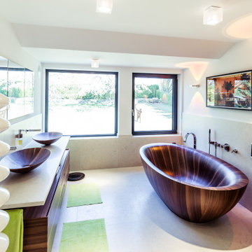 Badezimmer mit Holzbadewanne und Naturstein