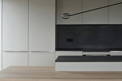 Photo of a contemporary kitchen in Bordeaux.