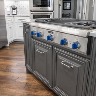 Idéer för att renovera ett stort vintage grå grått kök, med en rustik diskho, luckor med upphöjd panel, grå skåp, bänkskiva i kvartsit, grått stänkskydd, stänkskydd i kalk, rostfria vitvaror, mörkt trägolv, en halv köksö och brunt golv