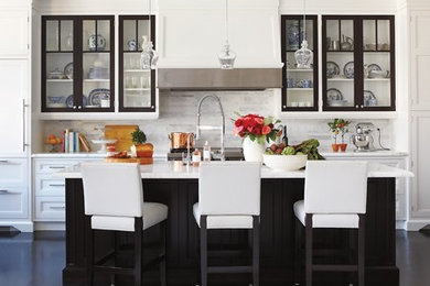 Kitchen - traditional kitchen idea in Toronto