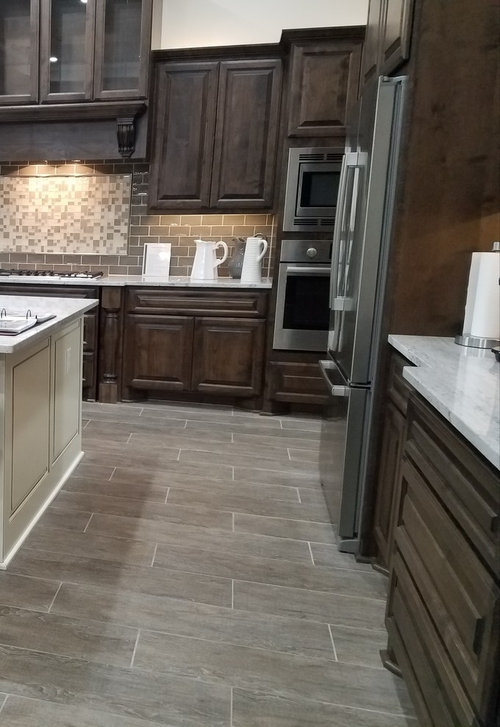 Wood Grain Tile With Dark Cabinets, What Color Tile Goes With Light Brown Cabinets