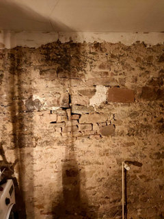 Mur en pierres apparentes dans salle de bain