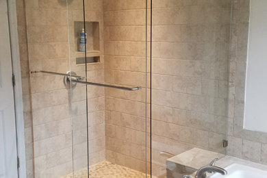 Foto de cuarto de baño infantil minimalista de tamaño medio con bañera esquinera, ducha esquinera y ducha con puerta corredera