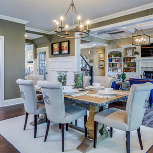 ルイビルの中サイズのトラディショナルスタイルのLDKの画像 (ベージュの壁、濃色無垢フローリング)