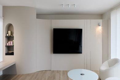 名古屋にあるモダンスタイルのおしゃれなファミリールーム (壁掛け型テレビ) の写真