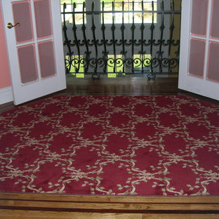 Bild på en mellanstor vintage hall, med rosa väggar, heltäckningsmatta och rött golv