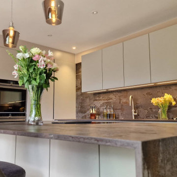 Minimalist Warm Kitchen in St. Albans