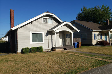 Mid-sized arts and crafts front porch idea in Seattle