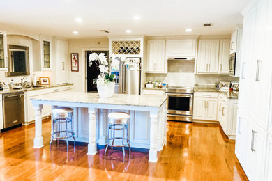 Example of a kitchen design in Miami