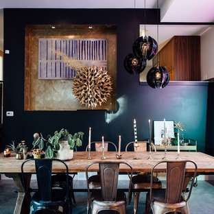 Свежая идея для дизайна: гостиная-столовая среднего размера в стиле фьюжн с черными стенами и бетонным полом - отличное фото интерьера