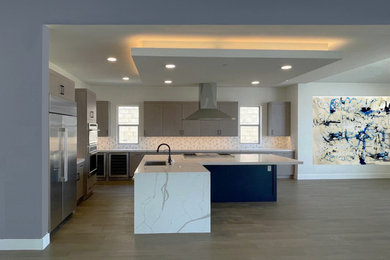 Home design - mid-century modern home design idea in Los Angeles