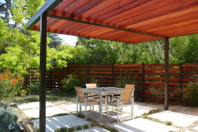 Example of a trendy patio design in Los Angeles