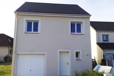 Exemple d'une façade de maison de ville grise chic de taille moyenne et à un étage avec un revêtement mixte, un toit à deux pans et un toit en tuile.