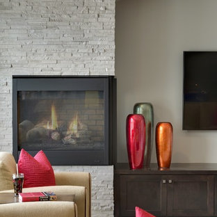 ミネアポリスの大きいトランジショナルスタイルのおしゃれな地下室 (半地下 (ドアあり)、ベージュの壁、カーペット敷き、レンガの暖炉まわり、標準型暖炉) の写真