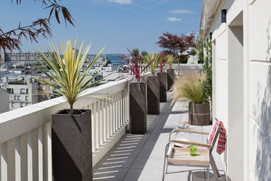 Cette image montre un balcon design de taille moyenne.
