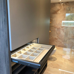 Modern inredning av ett litet walk-in-closet, med klinkergolv i porslin och rosa golv