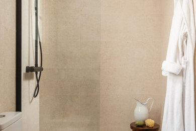 Modelo de cuarto de baño principal y flotante mediterráneo de tamaño medio con ducha abierta, baldosas y/o azulejos beige, baldosas y/o azulejos de cerámica y suelo de baldosas de porcelana