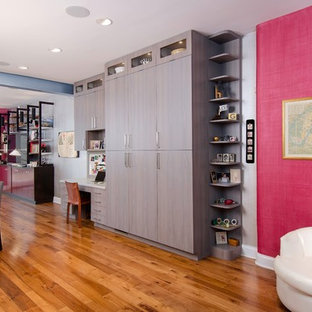 Esempio di un ufficio contemporaneo di medie dimensioni con pareti rosa, parquet scuro, nessun camino, scrivania incassata e pavimento marrone