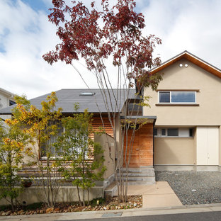 他の地域の和風のおしゃれな家の外観 (ベージュの外壁) の写真