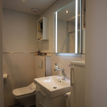 kleines Duschbad mit Echtglas-Schiebetür und Dusch-WC