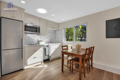 Kitchen - modern kitchen idea in San Francisco