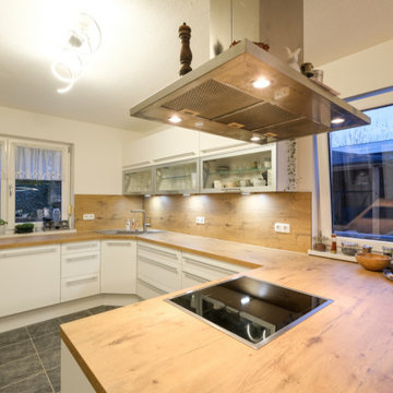 Küchenrenovierung: Matt Weiß mit Holz Arbeitsplatte + Nischenverkleidung