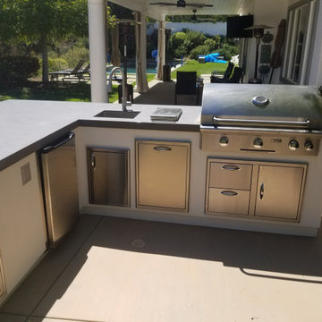 modern L-shape island in Calabasas