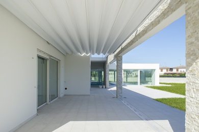 Esempio di un portico contemporaneo